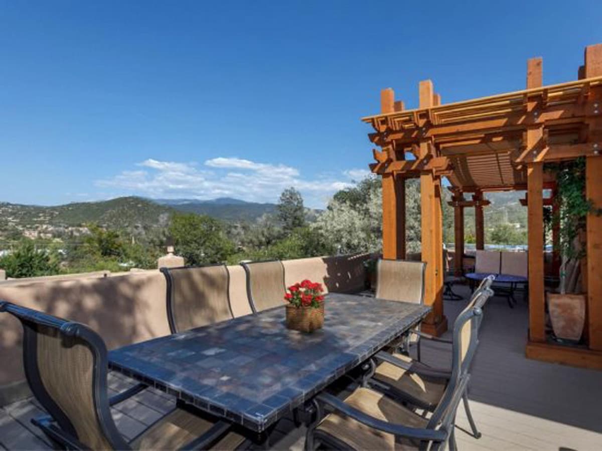 New Listing! Stroll to Canyon Rd, Stunning Views