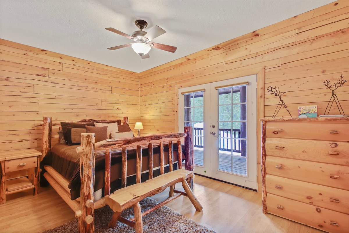 Dreamy updated log cabin in the woods close to lak