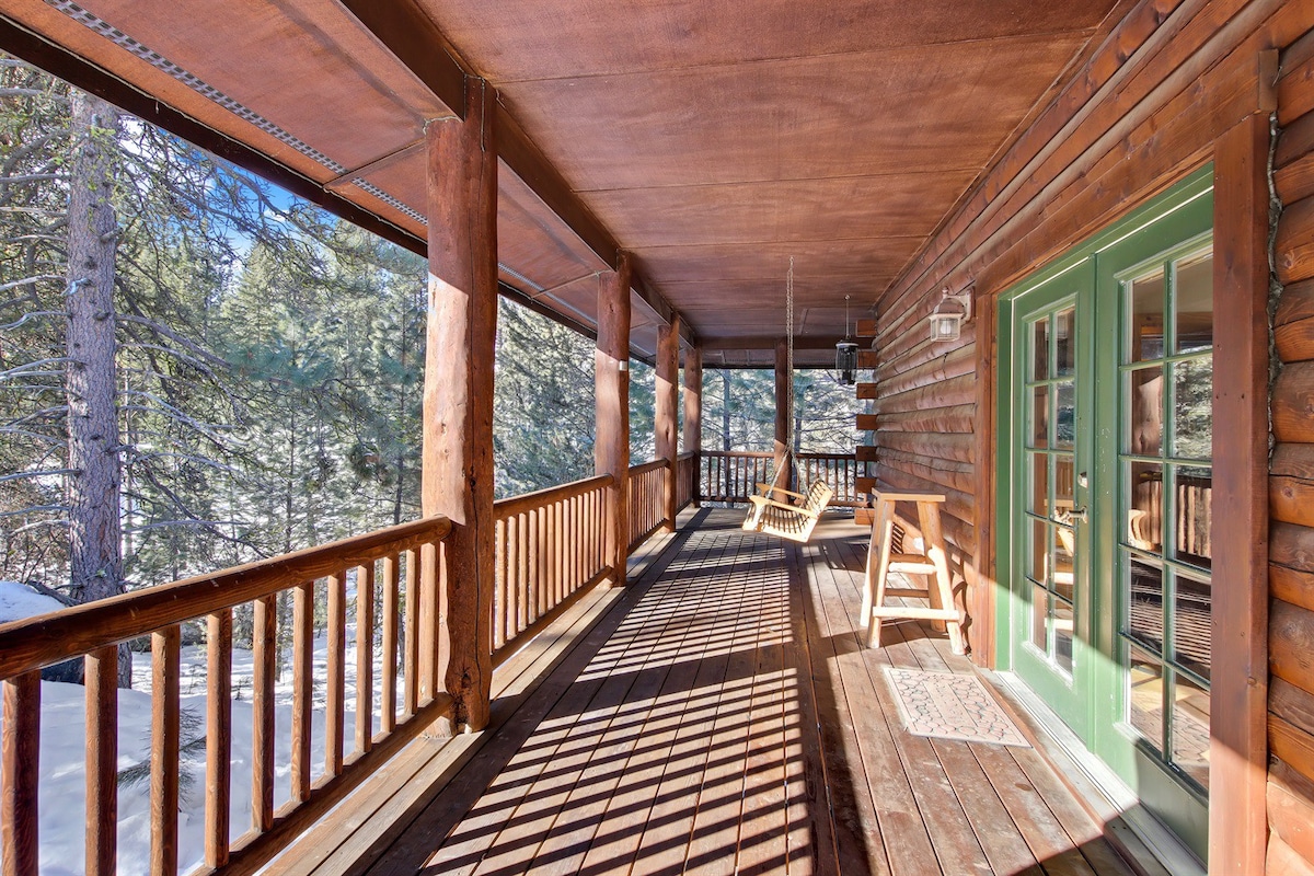 Dreamy updated log cabin in the woods close to lak