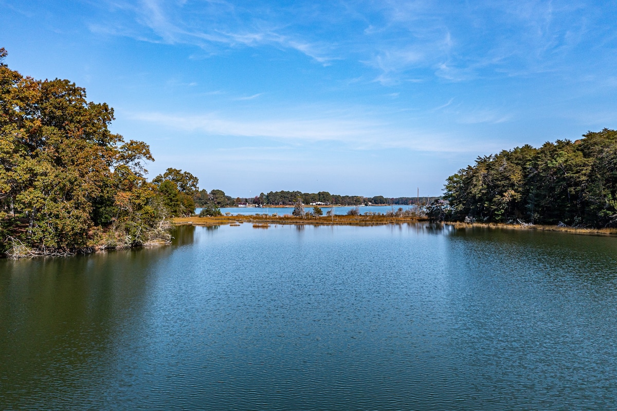 Spacious waterfront family retreat. Dogs welcome!