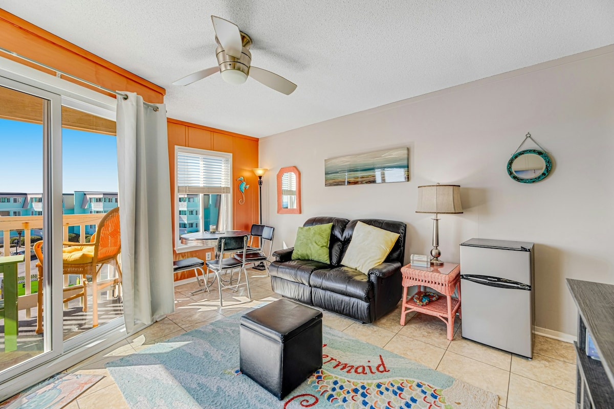 2BR beachfront with pool, hot tubs, & putt-putt