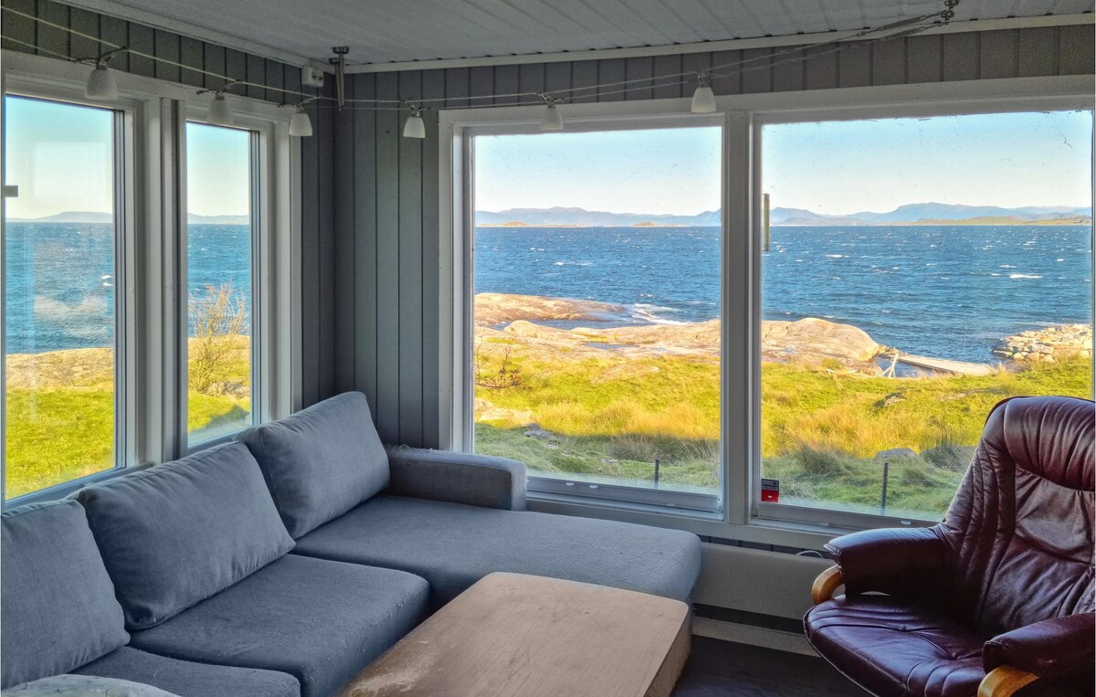 2 bedroom stunning home in Rennesøy