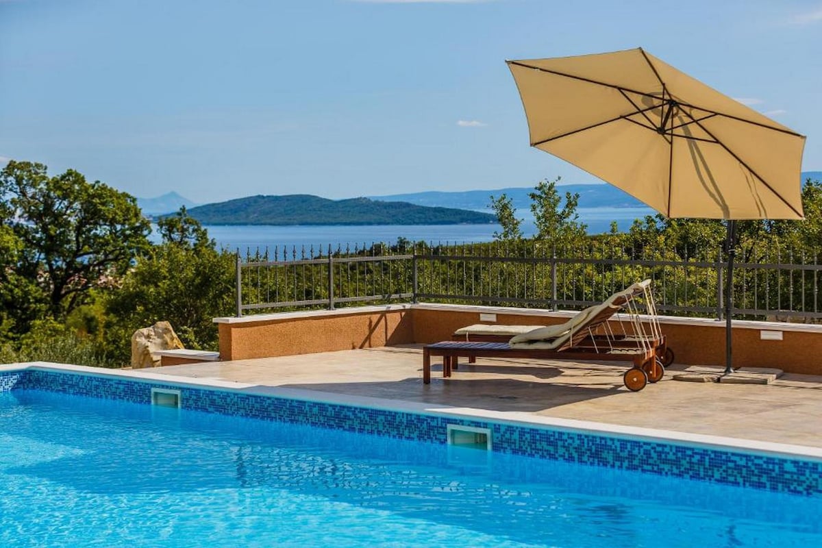 Spacious Villa with Private Pool-Villa Stone Queen