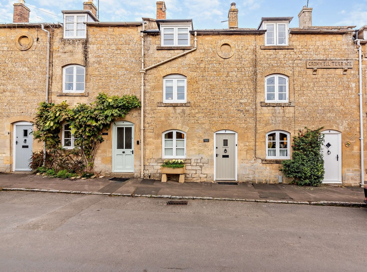 Cottage with countryside views - Rosewood Cottage