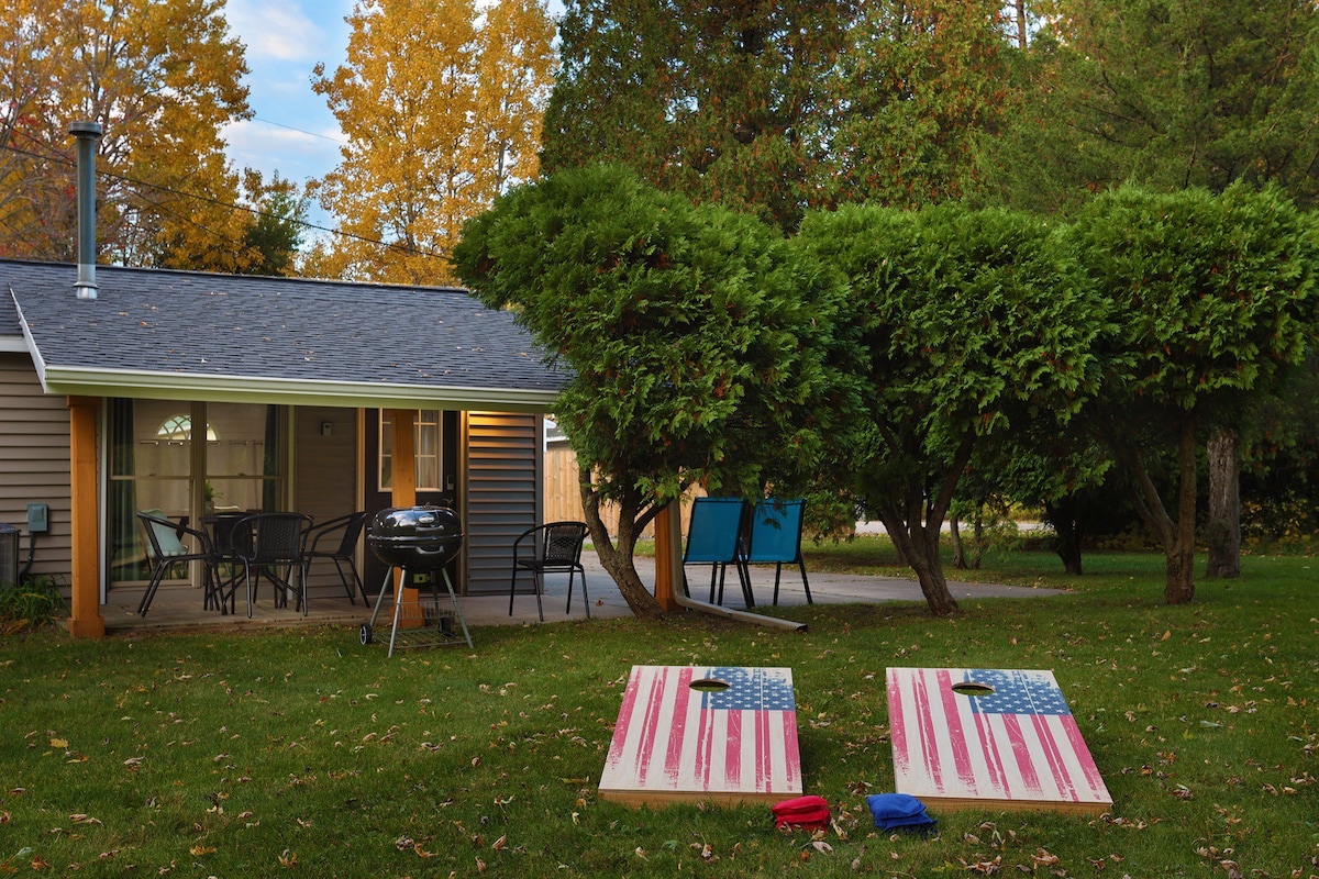 2 Cabins| HotTub | Pickleball | FirePit | King Bed