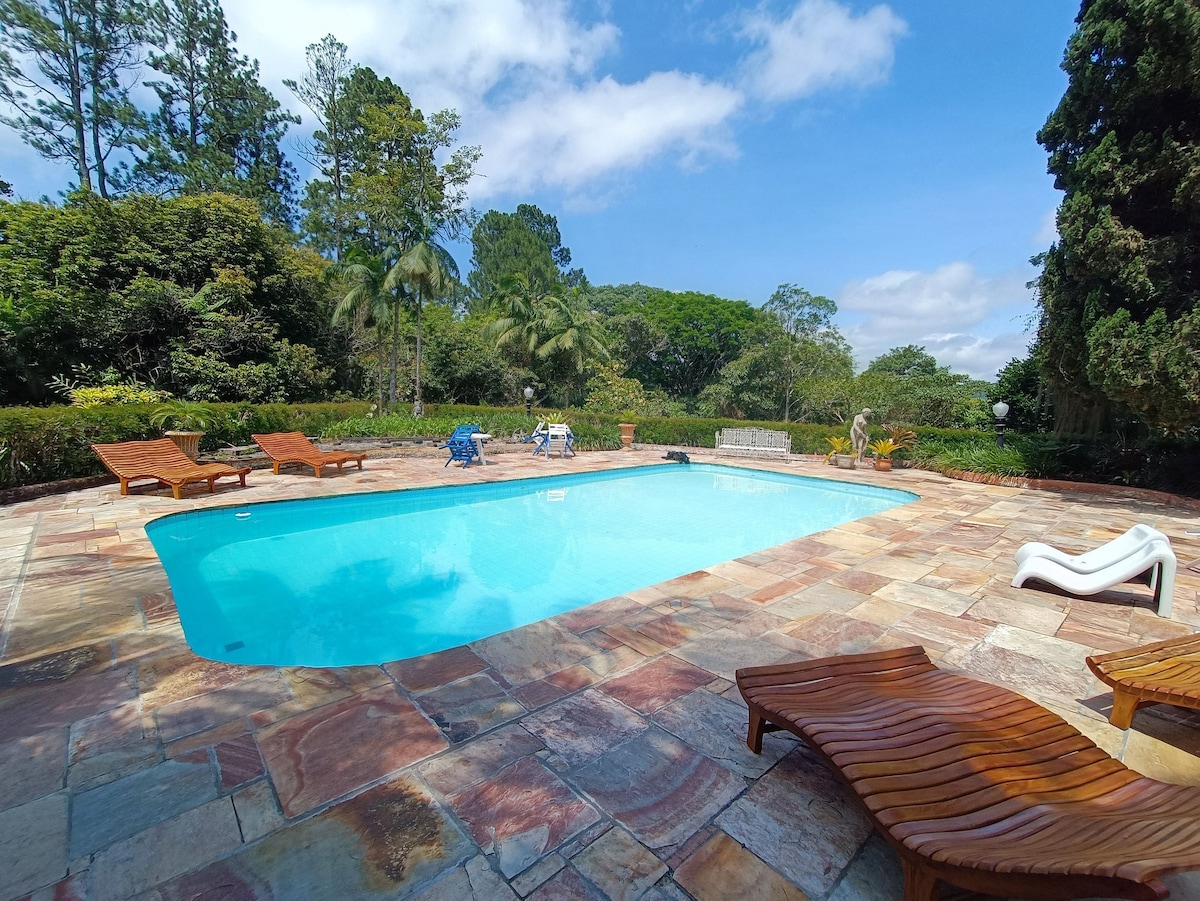 高标准的房屋景观，可俯瞰泳池