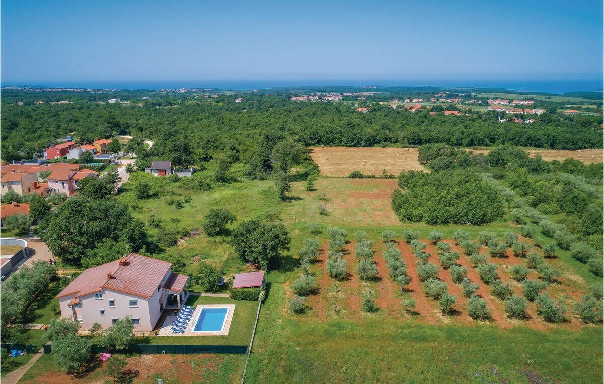 Stunning home in Mihatovici with kitchen