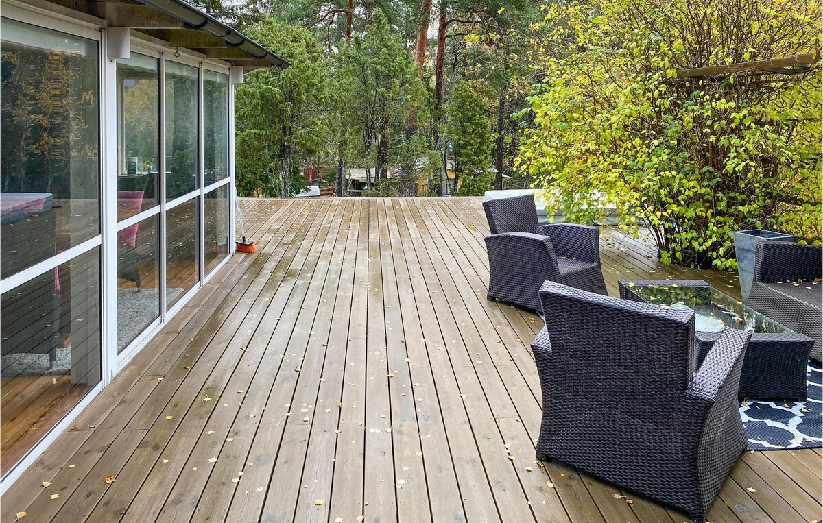 Gorgeous home in Huddinge with Wi-Fi