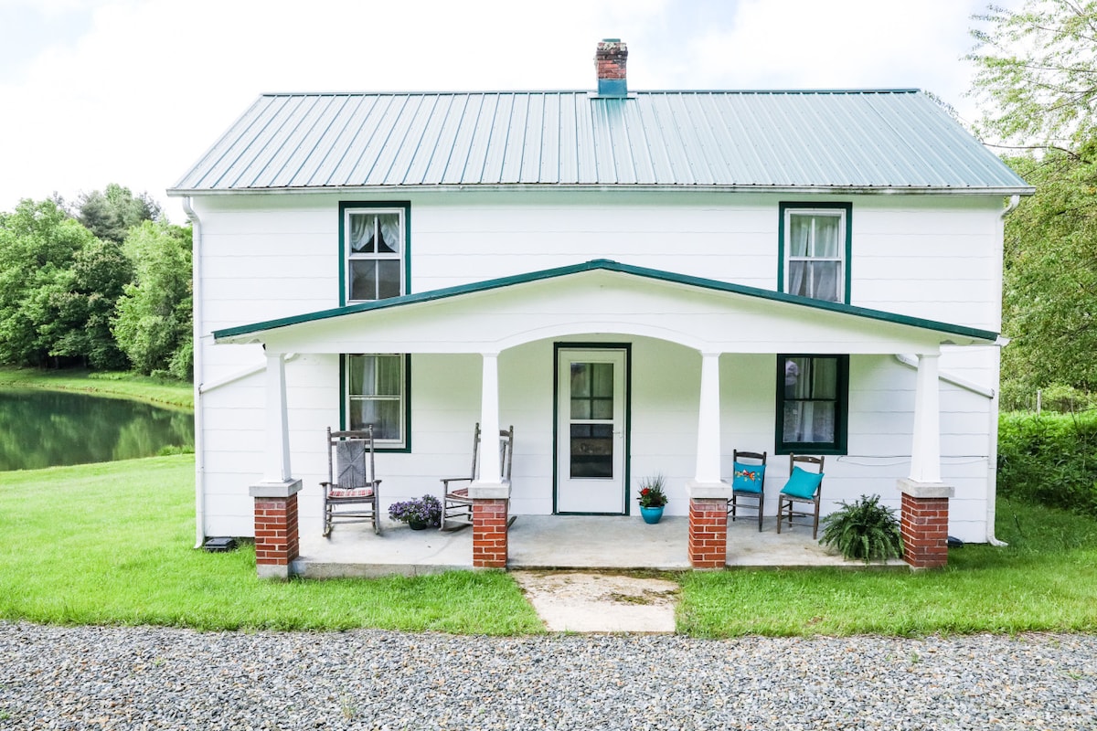 New! Heritage Farmhouse by Buffalo Mtn Getaway