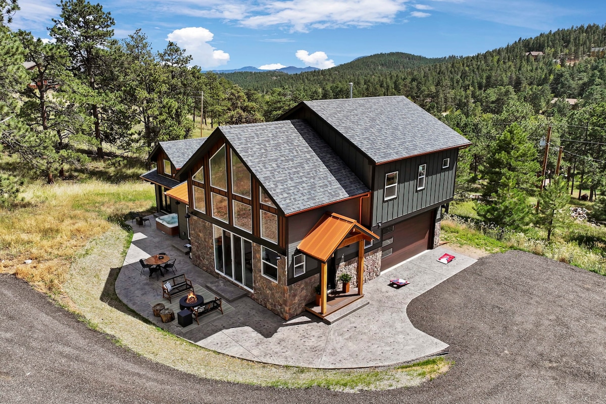 New! Upscale Mountain Retreat: Hot Tub & King Beds