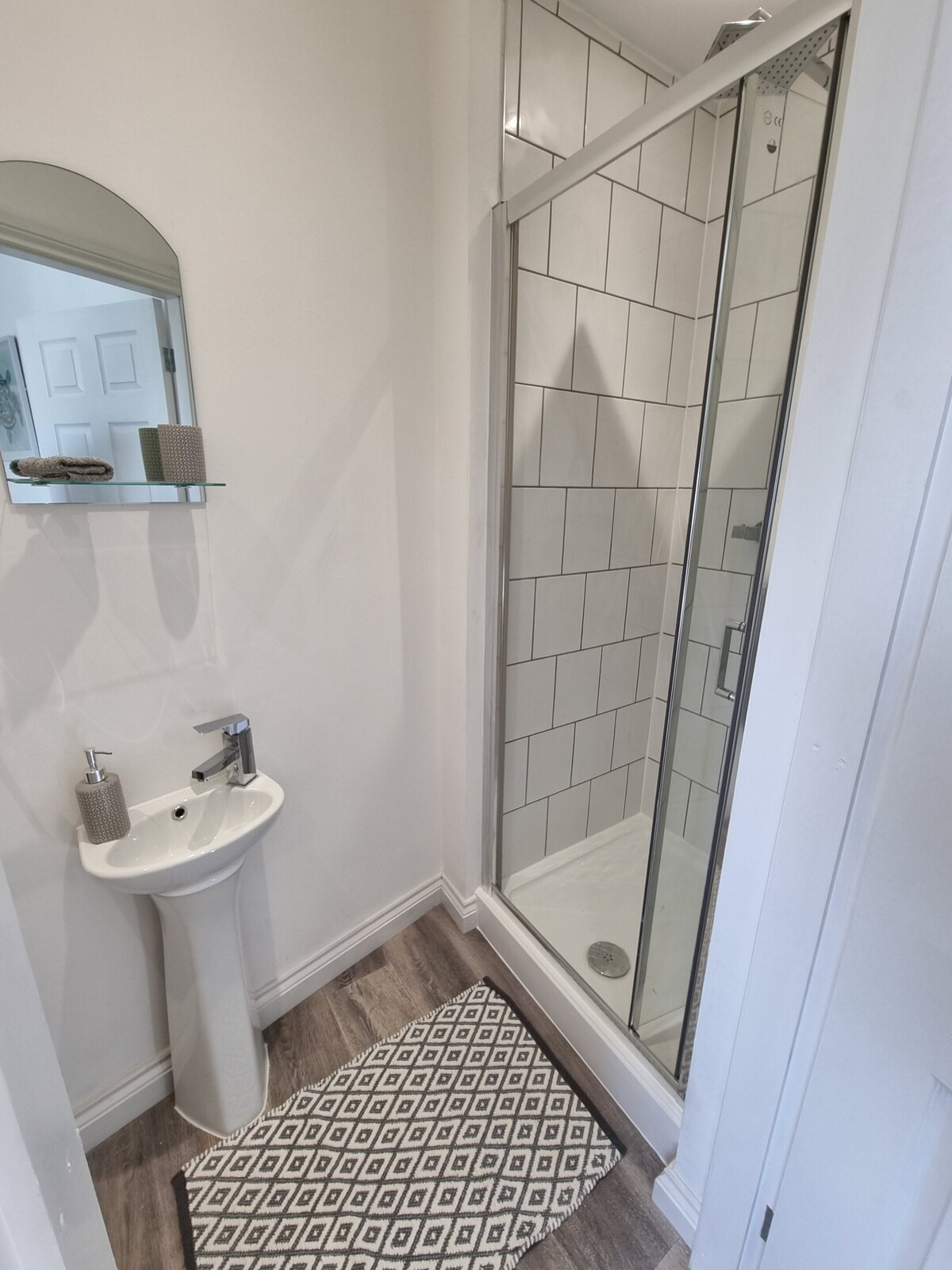 Deluxe-Ensuite with Shower-Street View Room3