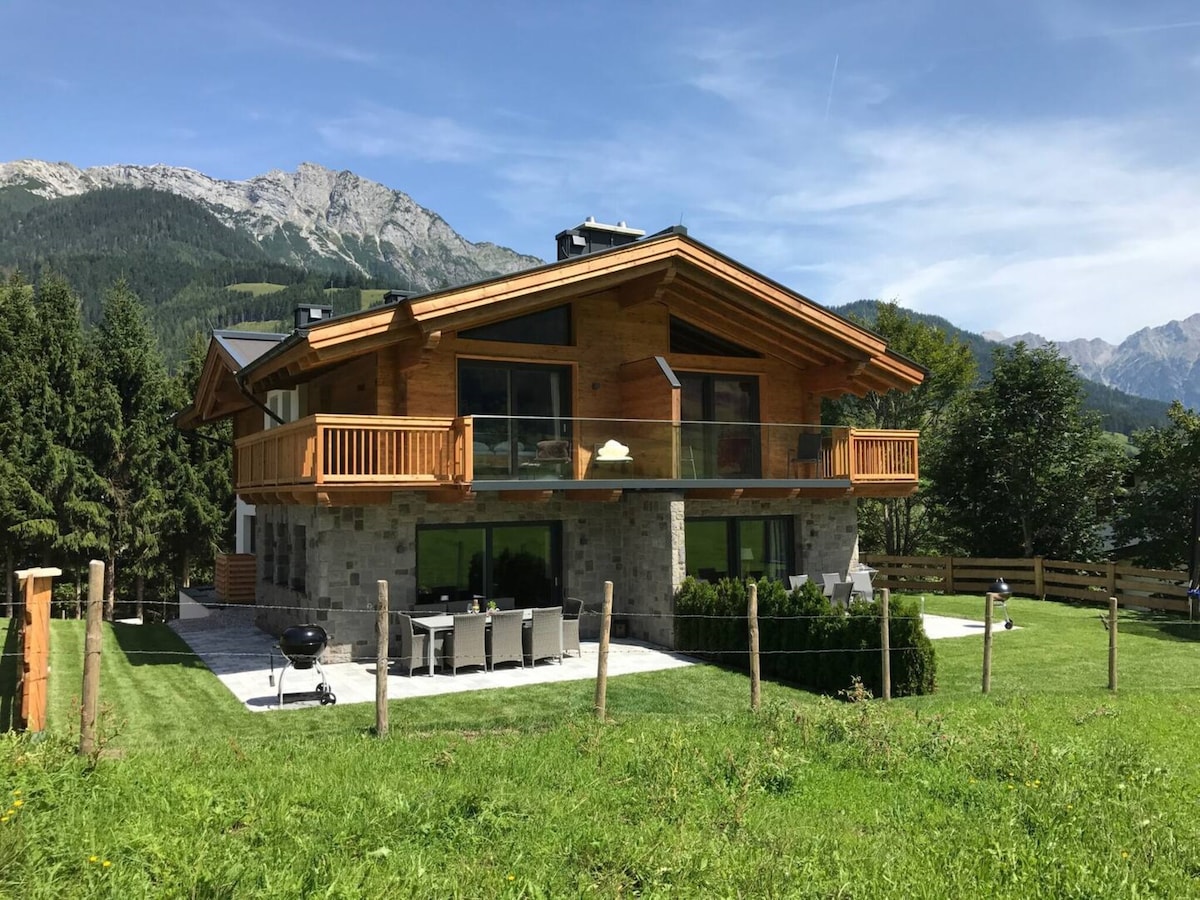 Exclusive chalet with wellness and stunning view