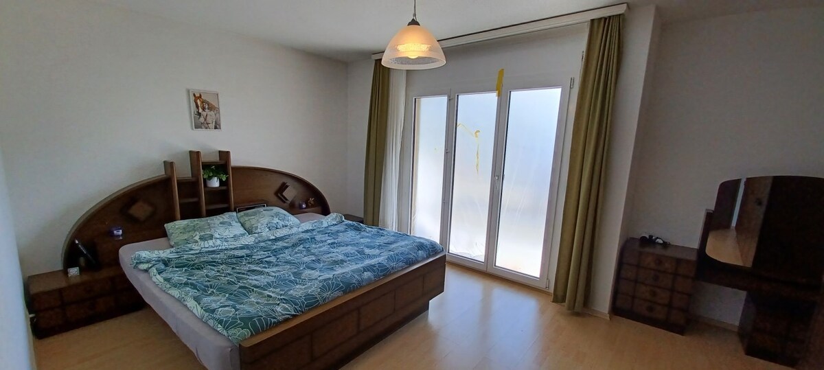 Chic 3-Bedroom Loft Retreat with Balcony Charm