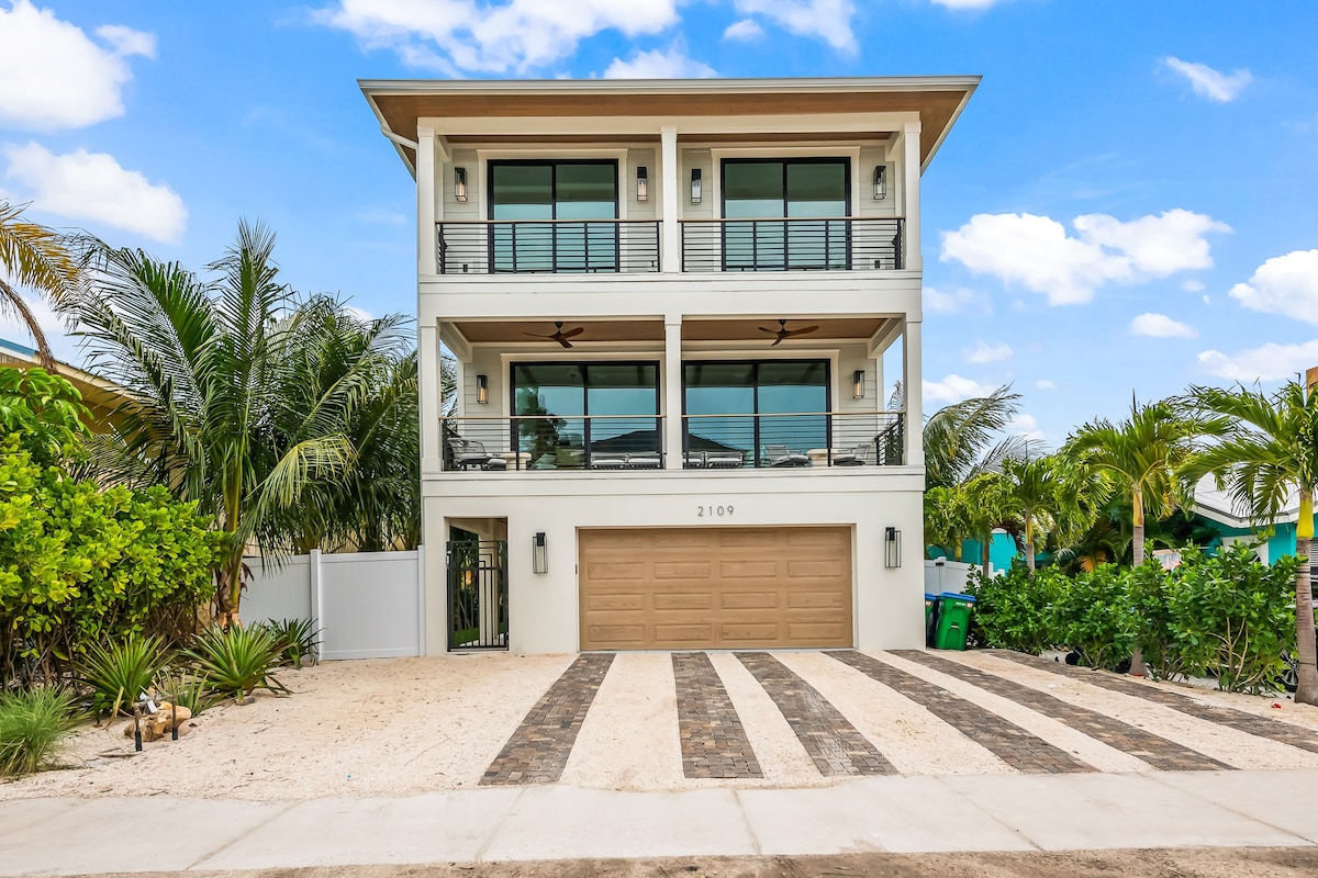 Luxury Home, Pool and Rooftop Deck- Luna Sea