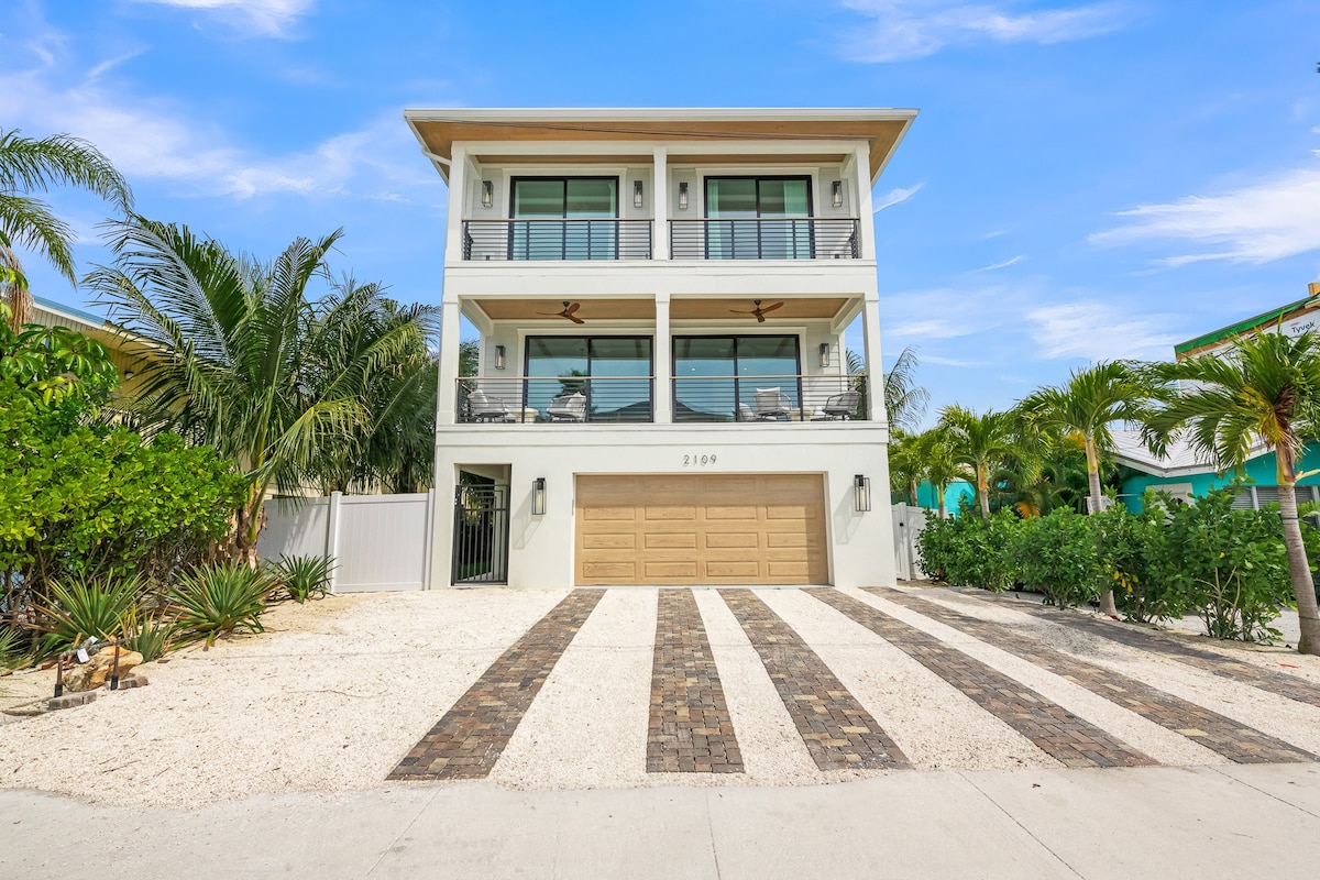 Luxury Home, Pool and Rooftop Deck- Luna Sea