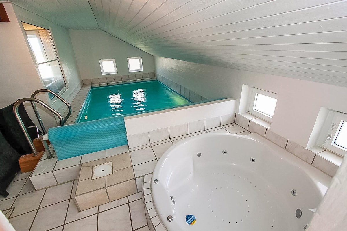 Holiday home with jacuzzi and sauna - SJ555