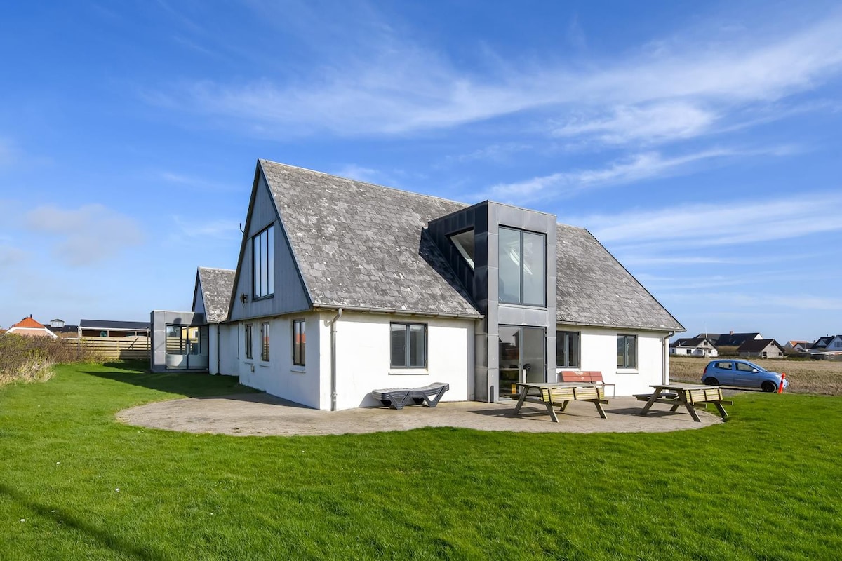 Pool house with beautiful view by the sea - SJ650