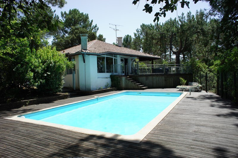 Single storey villa with pool in quiet area