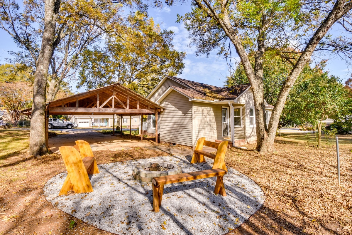 Tranquil Travelers Rest Home w/ Fire Pit!