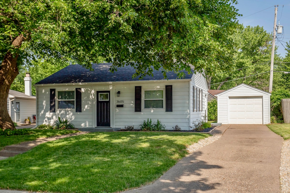 Charming 2 Bedroom Moline Home-Quiet Neighborhood