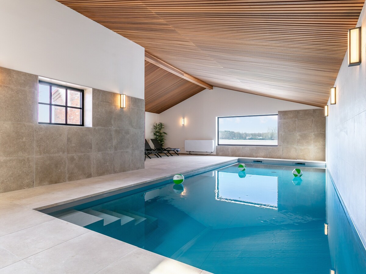 Beautiful farmhouse for groups with indoor pool