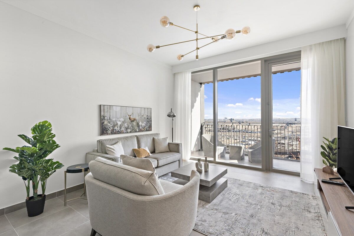 Stylish Condo With Cityscape View in Creek Harbour