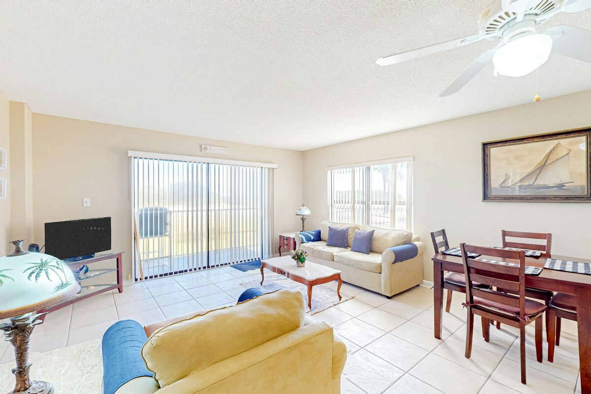 2BR oceanfront apartment with pool & balcony