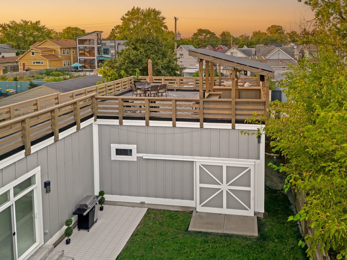 Rooftop Deck, Movie Theater and Arcade