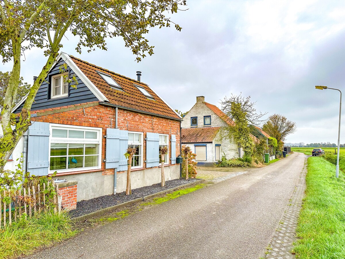 Cosy cottage with garden and lovely open views