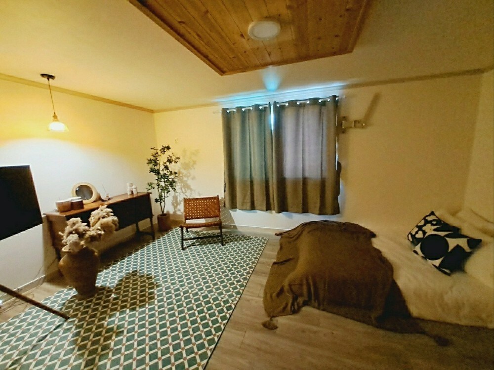 室内装潢舒适的301房间，您可以在那里感受到永德（ Yeongdeok ）的海洋
