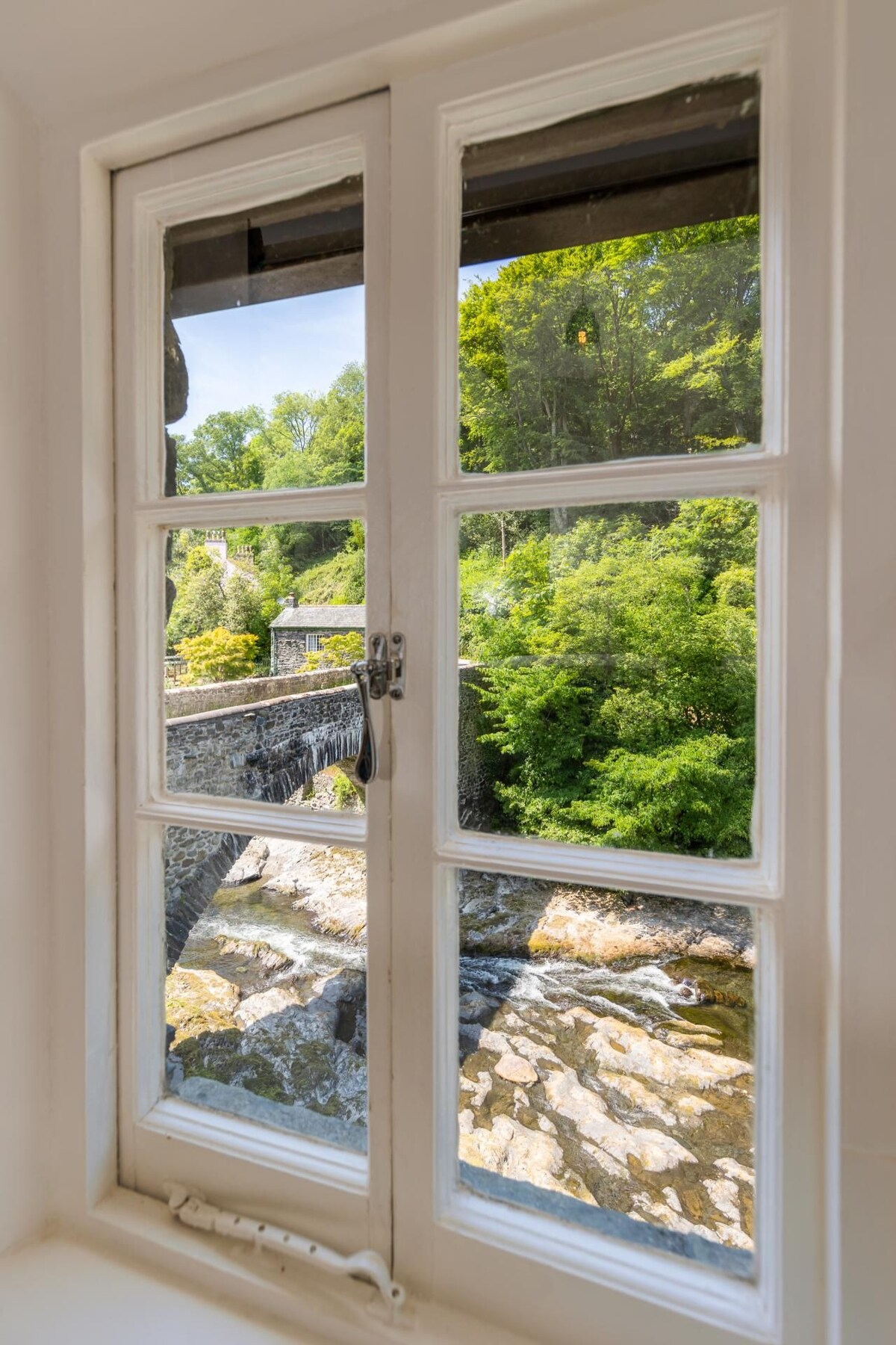 Bridge Cottage Keswick - riverside with parking