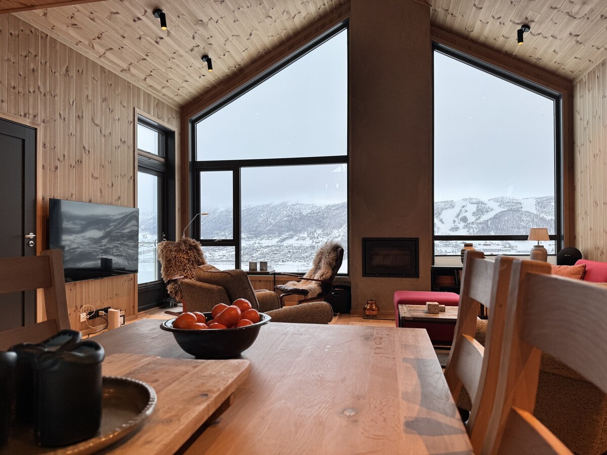 New cabin, fantastic views - by Vestlia.