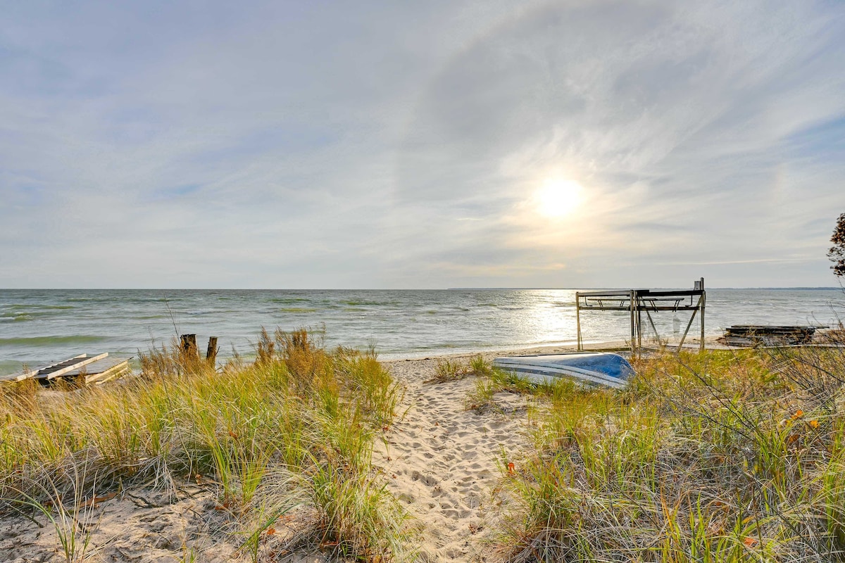 Lovely Au Gres Cottage w/ Hot Tub: Walk to Beach!