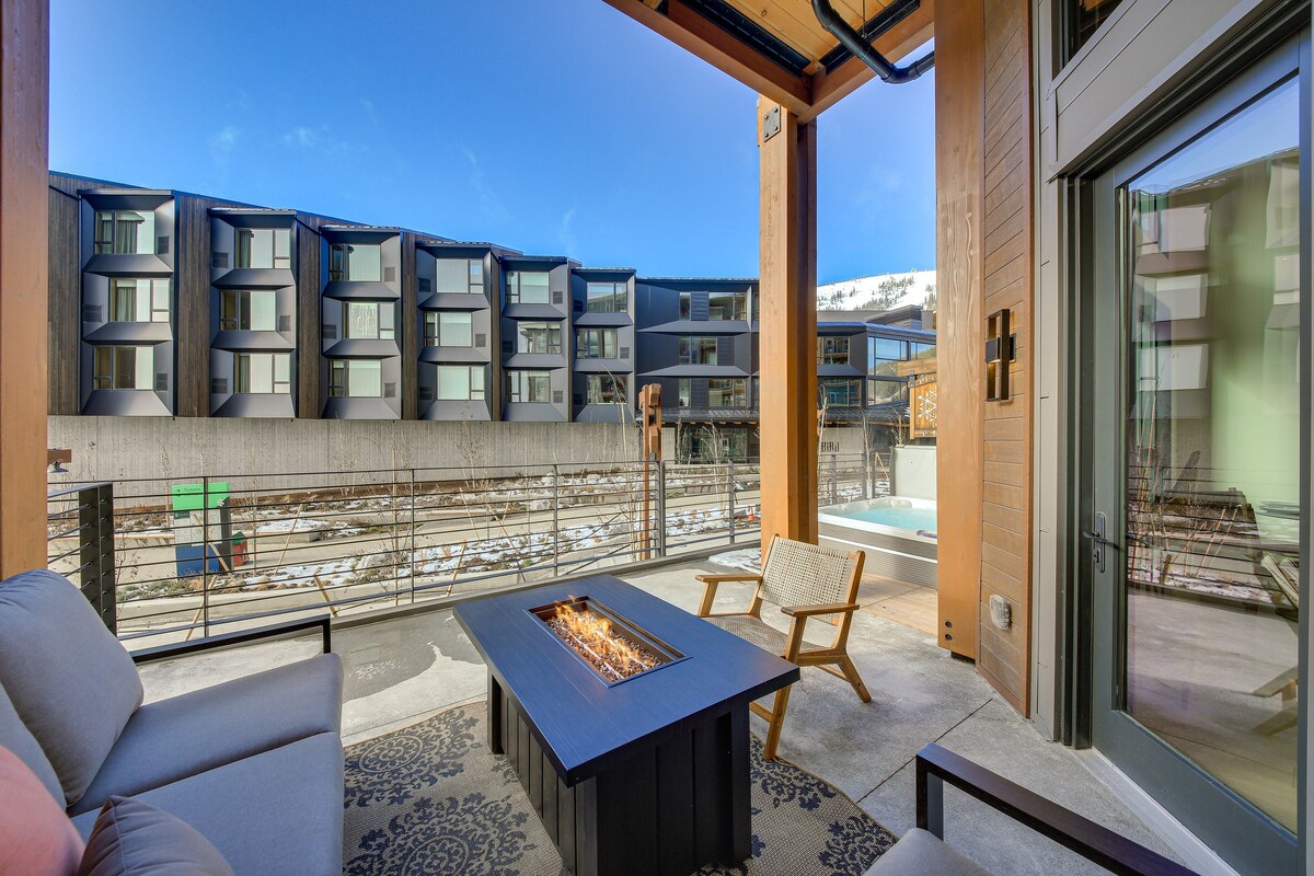 Luxe Schweitzer Condo w/ Hot Tub: Ski-In/Ski-Out!