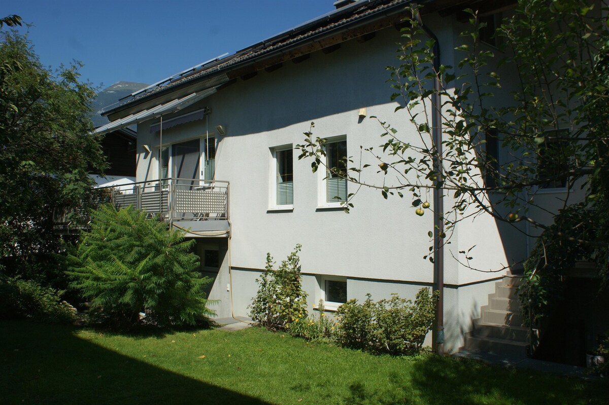 施瓦兹市中心拉恩巴赫（ Lahnbach ）上的现代房屋