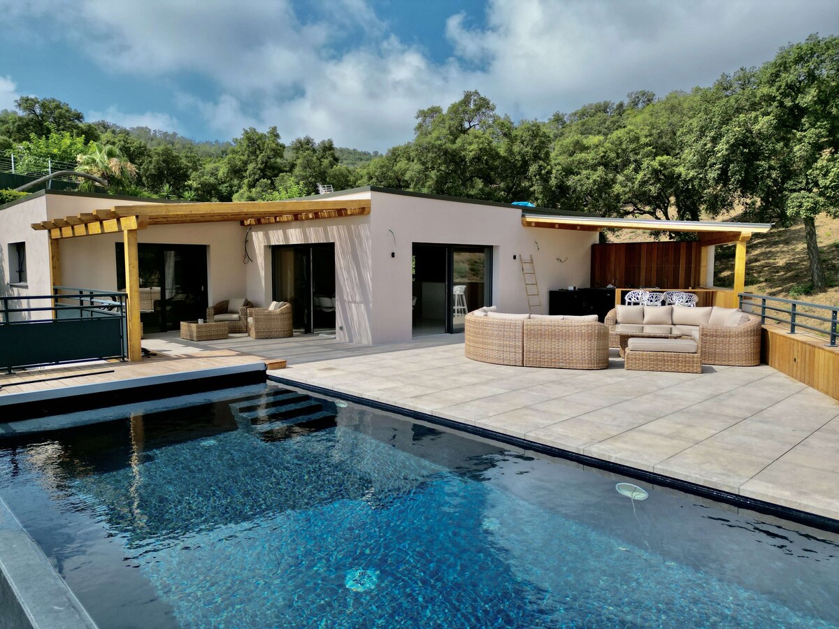 5 contemporary villa with sea view and swimming p