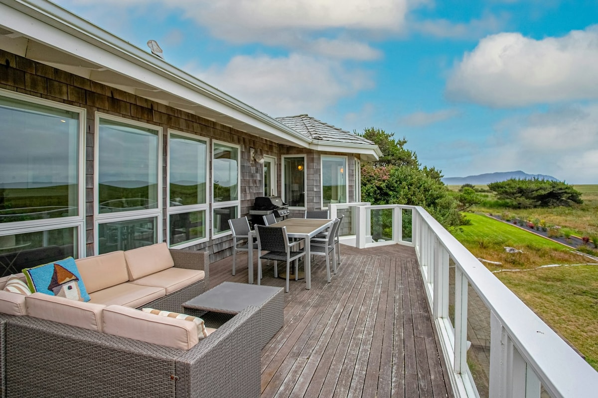 Oceanfront 4BR with hot tub, firepit & huge views