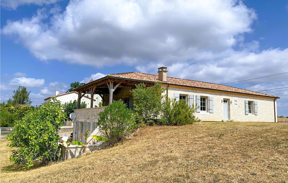 Amazing home in Anthé with kitchen