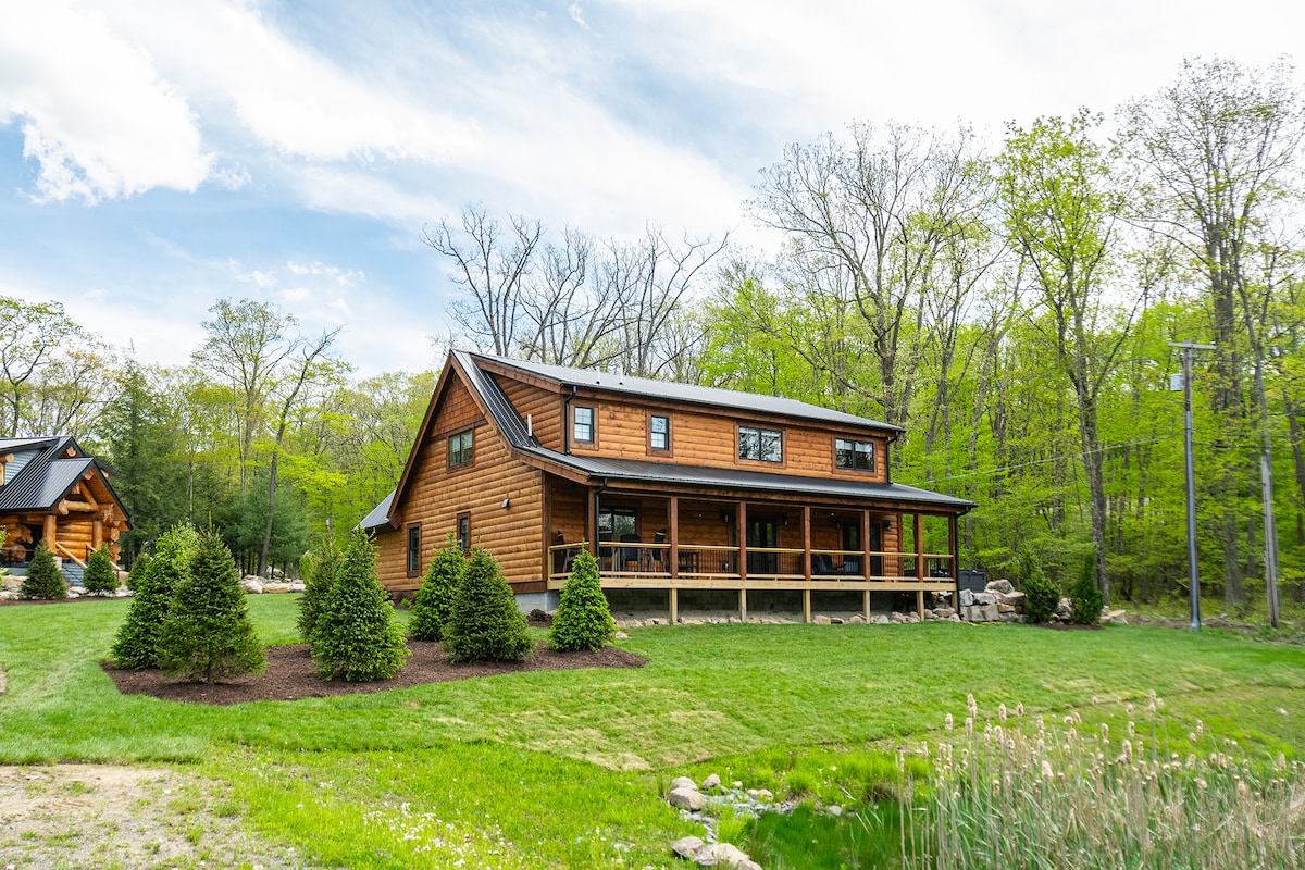 NEW w/ Dock, Lake Access, Hot Tub, Dogs OK