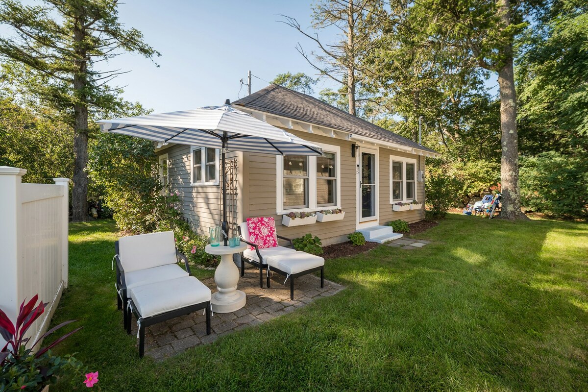 1BR ocean-view cottage with outdoor seating