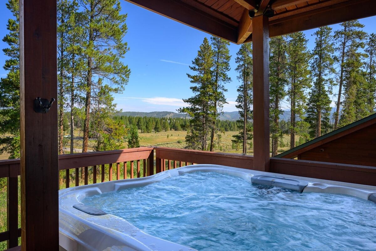 Mountain Meadows | Private Lodge w/ Hot Tub