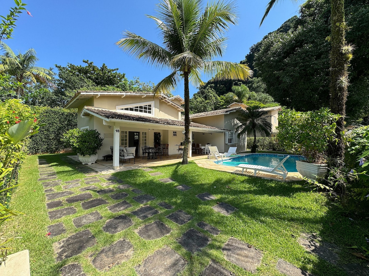 House with Private Pool 100m from the Beach