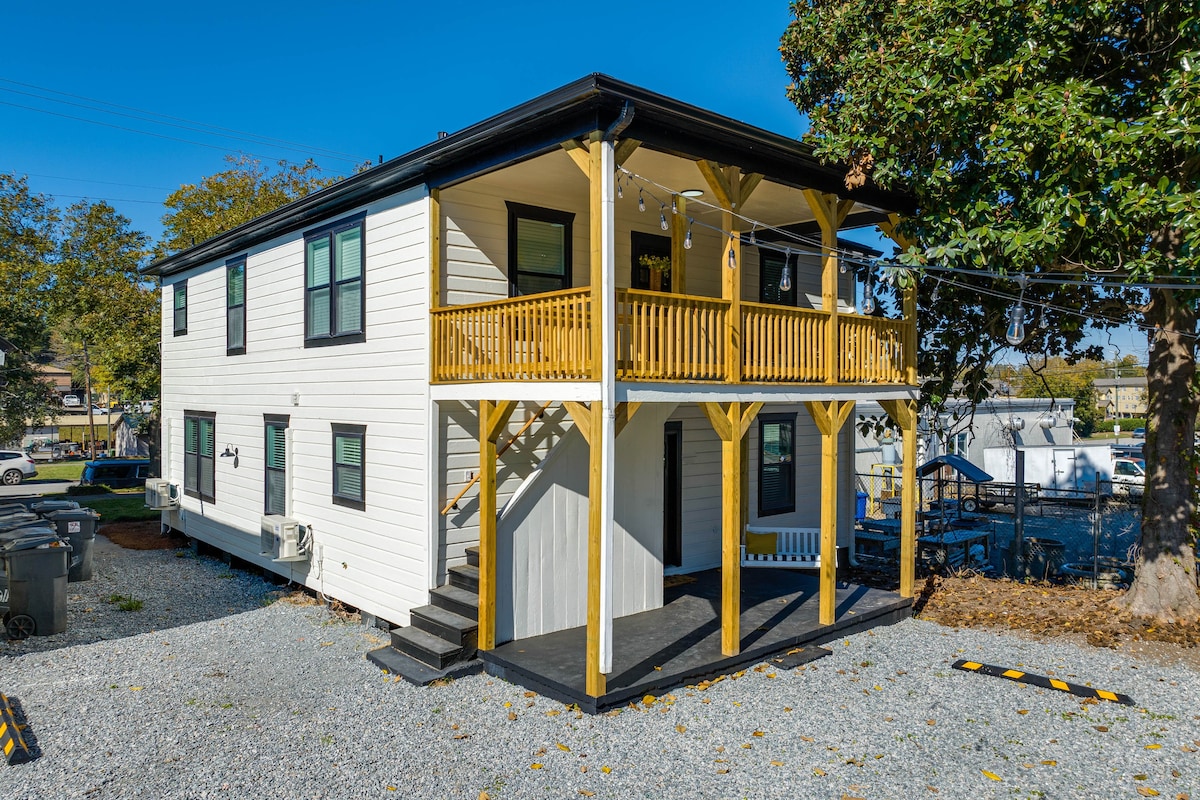 Central Milledgeville Cottage w/ Covered Balcony!