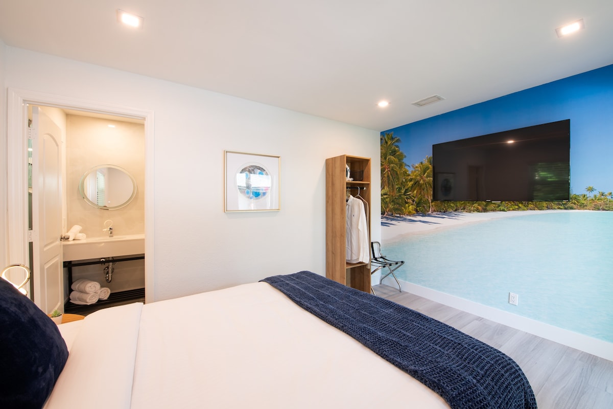 Tropical Escape: Fort Lauderdale Lux Queen Room