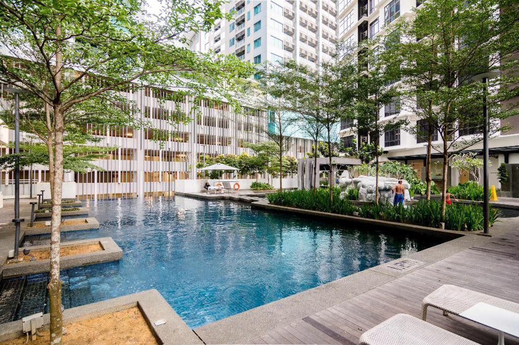 A Spacious & Stylish Apt for 4 in KLCC