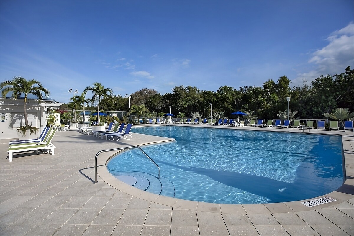 3 Family-friendly Units, Pool, Walk to the Beach!