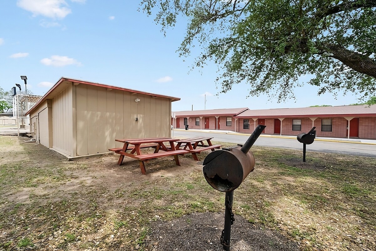 3 Relaxing Units! Near The McClanahan House Museum