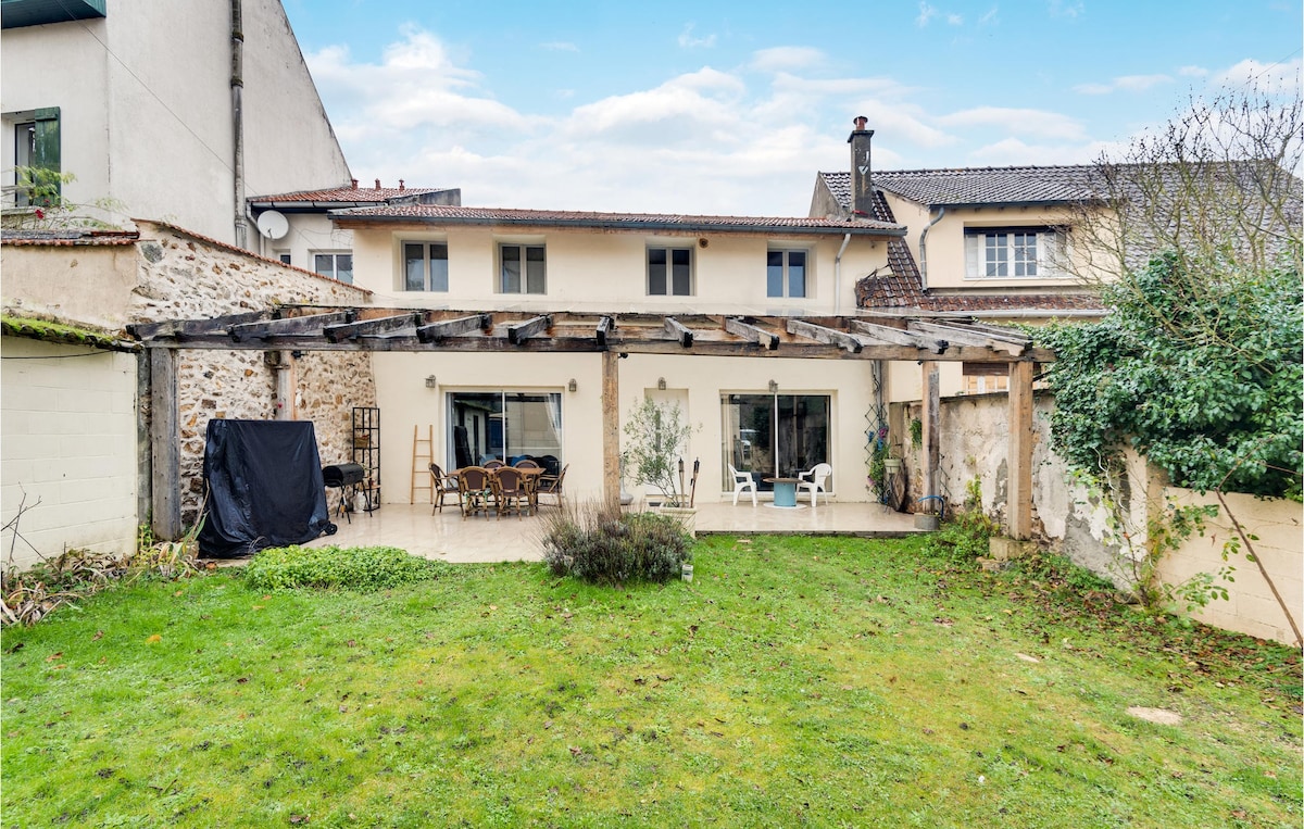 Gorgeous home in Esbly with kitchen