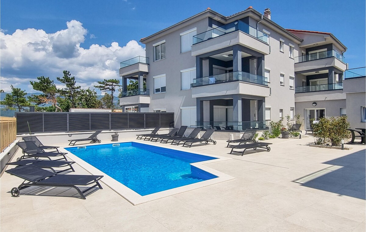 Lovely apartment with outdoor swimming pool