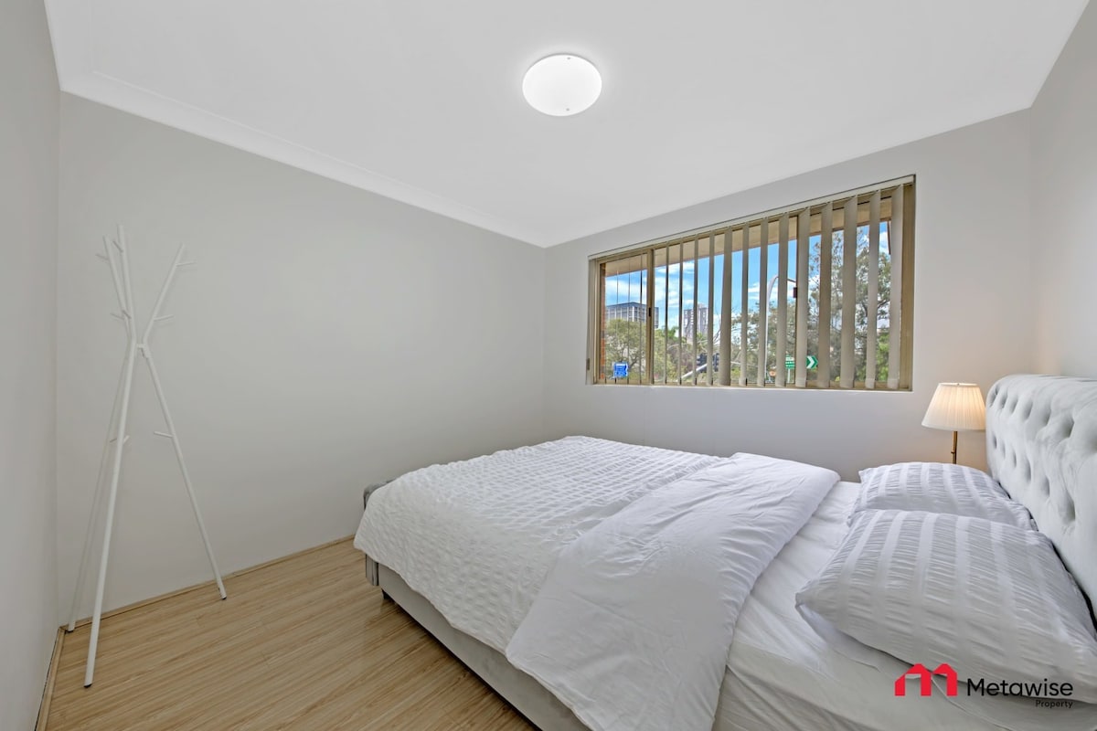 MetaWise / Parramatta Chic and Comfortable Two Bed